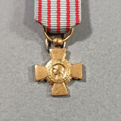 FRANCE REDUCTION DE LA MEDAILLE CROIX DU COMBATTANT COULEUR BRONZE DORE